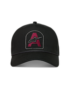 Alpinestars Acme Snapback, sort kasket med mørkerødt broderet logo, buet skygge og rebkant.