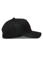 Alpinestars Acme Snapback, sort kasket i twill med buet skygge, struktureret krone og rebkant, set fra siden.