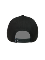 Alpinestars Acme Snapback Hat, sort kasket med justerbar snapback-lukning og lille logoetiket bagpå.