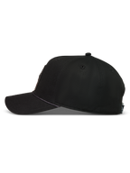 Alpinestars Acme Snapback, sort sportskasket set fra siden med struktureret krone, buet skygge og rebkant.