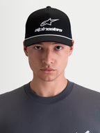 Alpinestars Combo Logo Snapback kasket, motorcykel sportswear kasket, unisex, sort og hvid, med buet skygge, struktureret krone og broderet Astars-logo, 100 % bomuldstwill, set forfra på model.