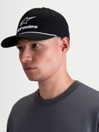 Alpinestars Combo Logo Snapback Kasket, sort og hvid sportswear-kasket med buet skygge, struktureret krone, hvidt broderet Alpinestars combo-logo og hvid snordetalje, vist på model i profil.