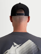 Alpinestars Combo Logo Snapback kasket, motorsport-inspireret sportswear-kasket, sort, slidstærk bomuldstwill, set bagfra på model der viser den justerbare snapback-lukning og lille hvidt broderet Astars-logo.