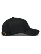 Alpinestars Dylan Dad Hat, sort kasket i twill set fra siden, ustruktureret lav krone med buet skygge og justerbart messingspænde bagpå.