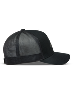 Alpinestars Augment Trucker cap, sort kasket med buet skygge, twill-front og diamantnet bagpå, afslappet motorsport sportstøj.