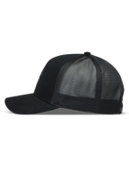 Alpinestars Augment Trucker Hat, sort kasket med buet skygge, twill-front og åndbart diamantnet bagpanel.