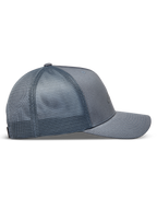 Alpinestars Augment Trucker kasket, grå sportskasket med åndbart mesh-bagpanel og buet skygge, set fra siden.
