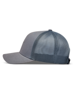 Alpinestars Augment trucker cap, grå sportskasket med twillfront, åndbar mesh-bagside og buet skygge.