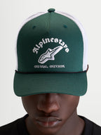 Alpinestars Baron Trucker Cap, grøn og hvid trucker cap med buet skygge, struktureret twill-front, åndbar poly mesh-bagside og broderet logo foran, båret af model
