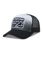 Alpinestars Gravel Trucker cap, sort og hvid kasket med meshpaneler, buet skygge og vævet Racing Ahead-mærke.