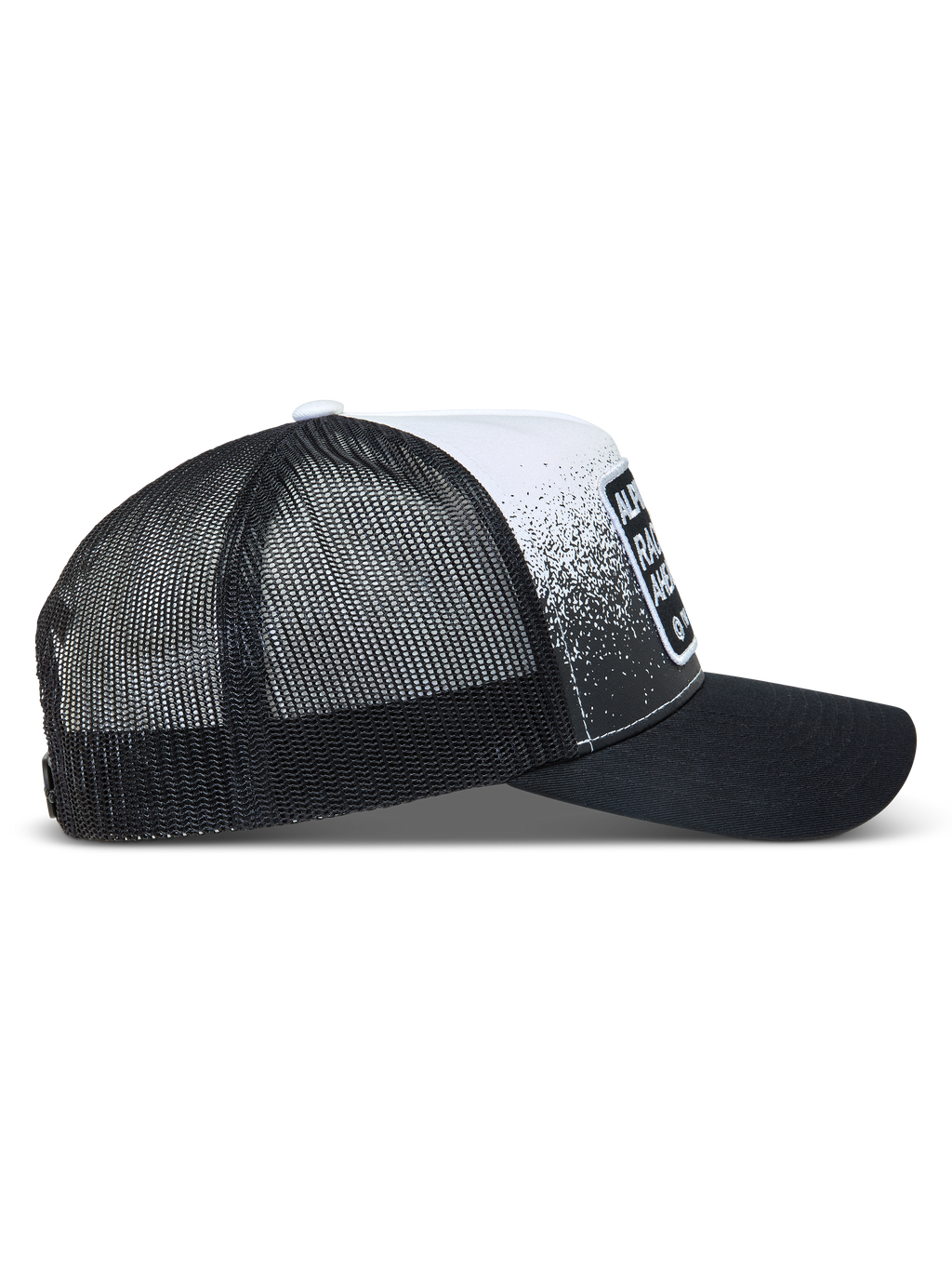 Alpinestars Gravel Trucker Hat, sort og hvid truckercap med mesh-bagside, buet skygge og race-inspireret grusprint.