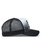 Alpinestars Gravel Trucker Hat, sort og hvid truckercap med mesh-bagside, buet skygge og race-inspireret grusprint.
