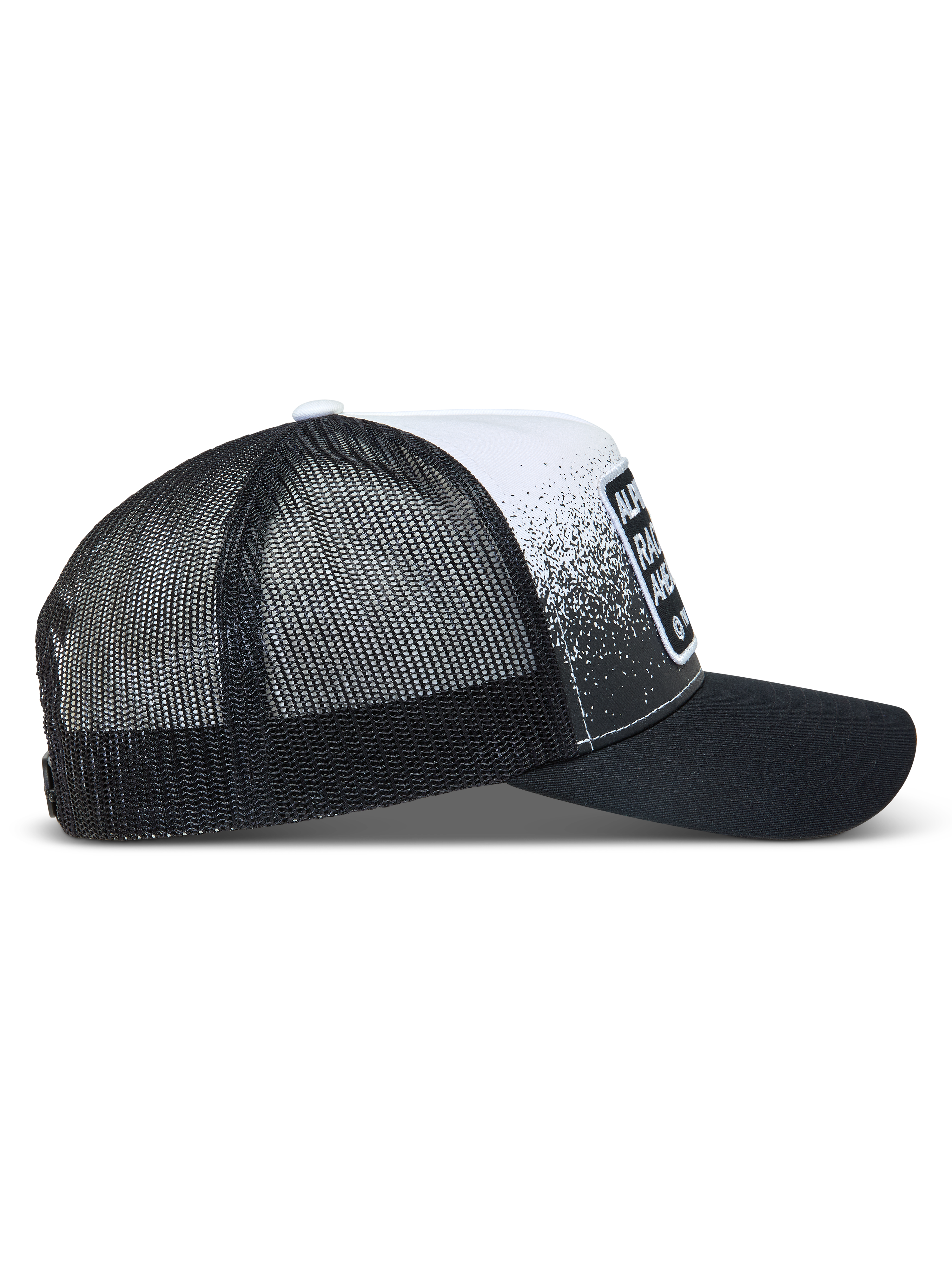 Alpinestars Gravel Trucker Hat, sort og hvid truckercap med mesh-bagside, buet skygge og race-inspireret grusprint.