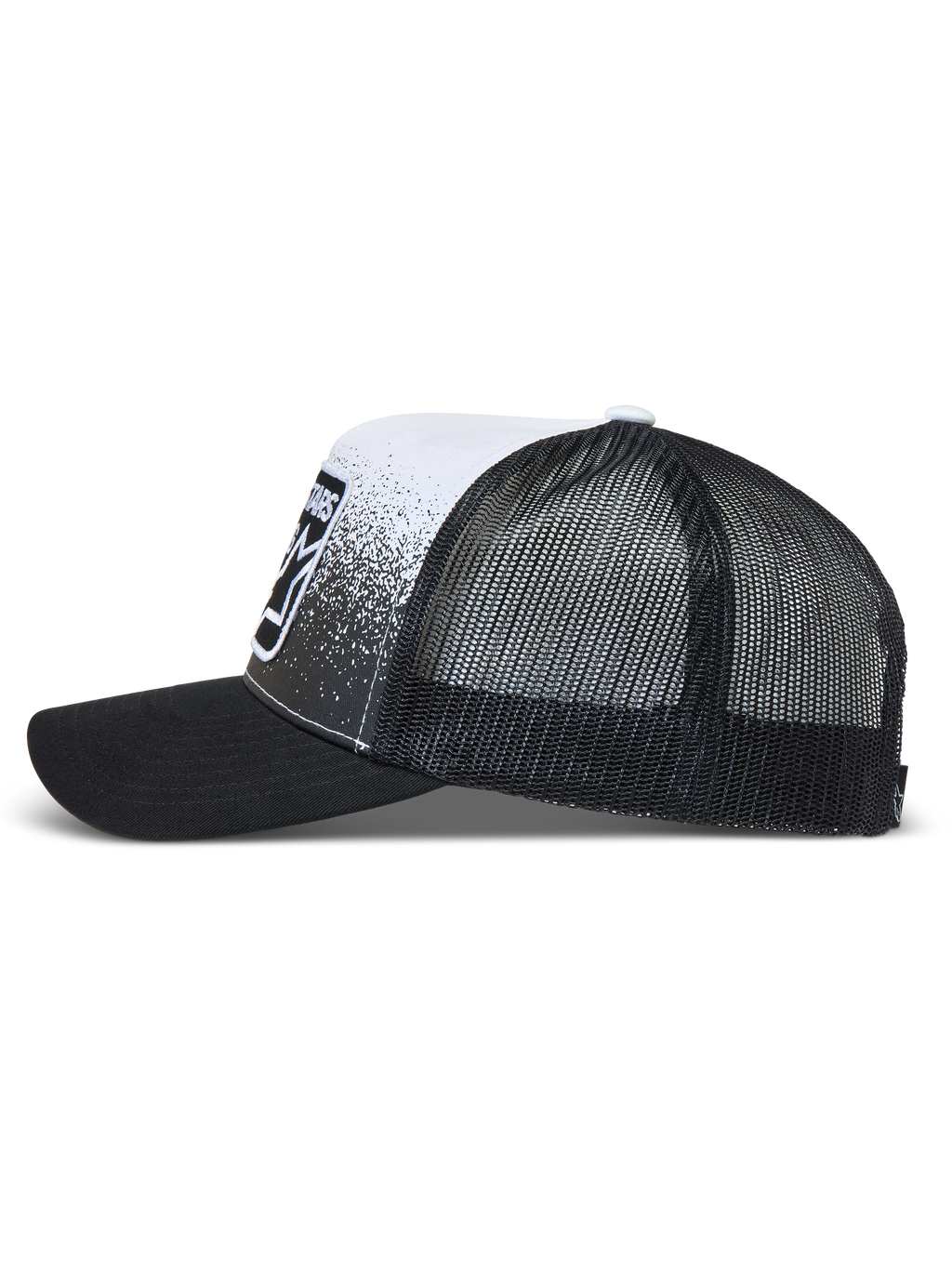 Alpinestars Gravel Trucker Hat, sort og hvid trucker cap med mesh-bagside, buet skygge og grus-teksturprint.