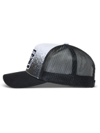 Alpinestars Gravel Trucker Hat, sort og hvid trucker cap med mesh-bagside, buet skygge og grus-teksturprint.