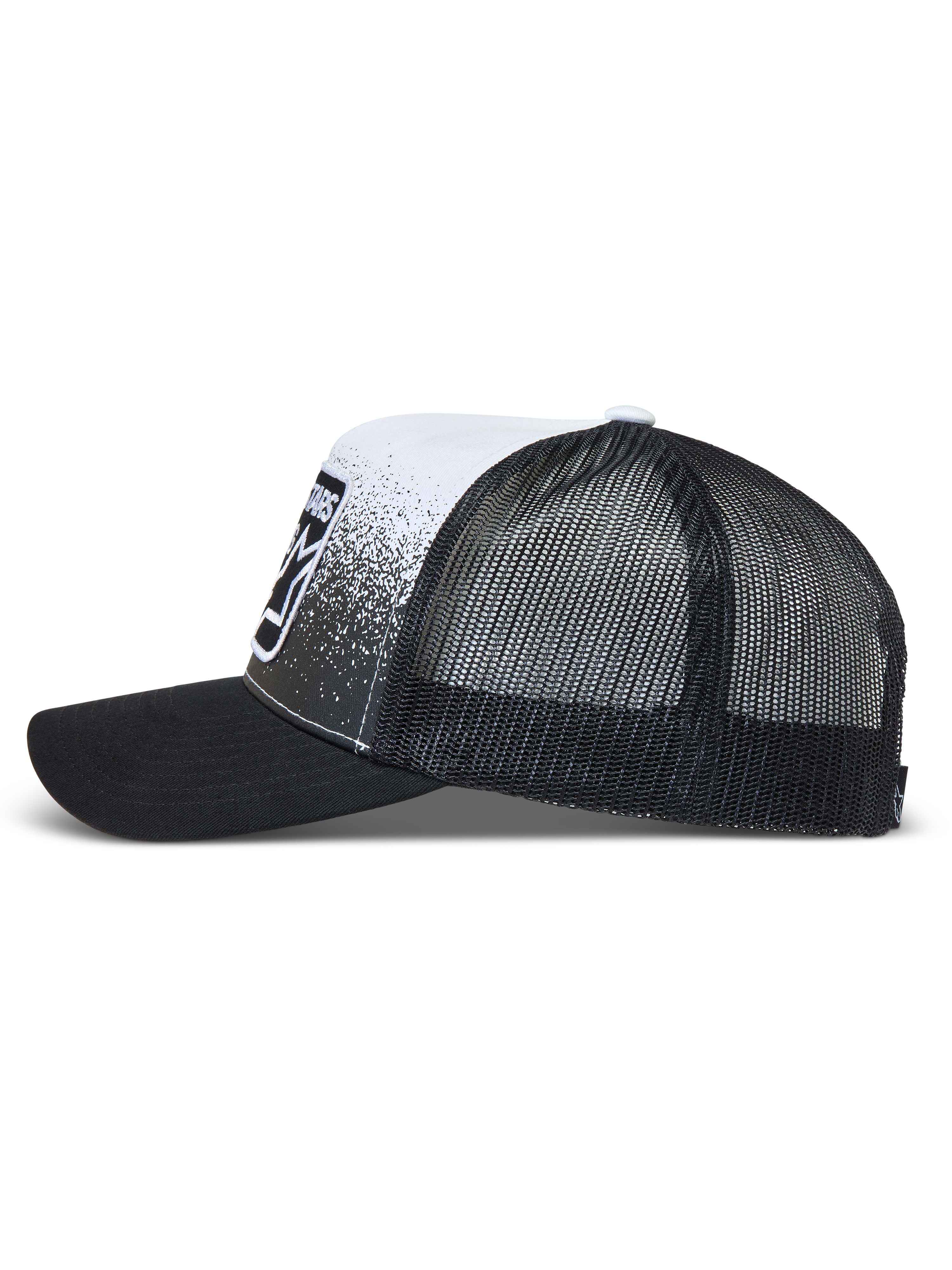 Alpinestars Gravel Trucker Hat, sort og hvid trucker cap med mesh-bagside, buet skygge og grus-teksturprint.