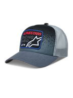 Alpinestars Gravel Trucker Hat, mørkegrå og sort trucker cap med mesh-bagside, buet skygge og vævet racing-mærke.