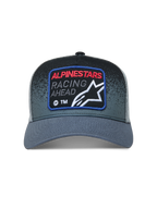 Alpinestars Gravel Trucker cap, mørkegrå og sort sportskasket med mesh-bagside, vævet racing-logomærke og buet skygge.