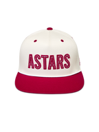 Alpinestars Stadium Snapback kasket, råhvid og rød sportskasket med flad skygge og ASTARS logoapplikation.
