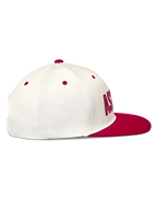 Alpinestars Stadium Snapback hat, hvid og rød kasket med flad skygge og struktureret krone, sideprofil i twillstof.