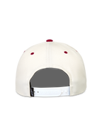 Alpinestars Stadium Snapback Hat, råhvid og rød kasket set bagfra med hvid justerbar snapback-lukning og røde detaljer.