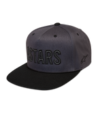 Alpinestars Stadium Snapback kasket, mørkegrå og sort med flad skygge, struktureret krone og broderet Astars-logo.