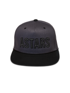 Alpinestars Stadium Snapback Hat, mørkegrå og sort sportskasket med struktureret krone, flad skygge og ASTARS-logo.