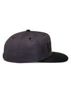 Alpinestars Stadium Snapback kasket, mørkegrå og sort med flad skygge og struktureret krone, set fra siden.