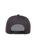 Alpinestars Stadium Snapback Hat, m rkegr  og sort kasket set bagfra med justerbar snapback-lukning.