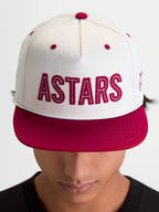 Alpinestars Stadium Snapback kasket, sportstøjskasket med flad skygge, hvid og rød, markant ASTARS-logoapplikation med kontrastfarvet løbesøm og struktureret krone, vist på model.