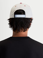 Alpinestars Stadium Snapback kasket, motorsport-inspireret sportstøj til hverdagsbrug, hvid og rød, justerbar snapback-lukning og struktureret krone, set bagfra på model.