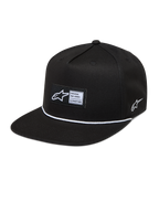 Alpinestars Label Snapback Hat, sort kasket med flad skygge, hvid snordetalje og vævet mærke, afslappet motorsportstøj.