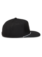 Alpinestars Label Snapback Hat, sort sportskasket med flad skygge, struktureret krone og hvid snordetalje, set fra siden.