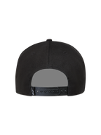 Alpinestars Label Snapback Hat, sort kasket set bagfra med justerbar snapback-rem og hvidt Astars-logomærke.
