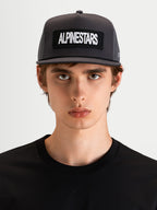 Alpinestars Ten Trucker Cap, mørkegrå sportswear-kasket med flad skygge, båret af model med struktureret krone og broderet Alpinestars-logo foran