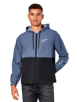 Alpinestars Speeder Windbreaker-jakke, afslappet vindjakke med hætte, farveopdelt design i Slate Blue og sort, hvidt Astar-logo på brystet og branding på ærmet, lynlås foran og hætte med snoretræk, letvægts mesh-foring