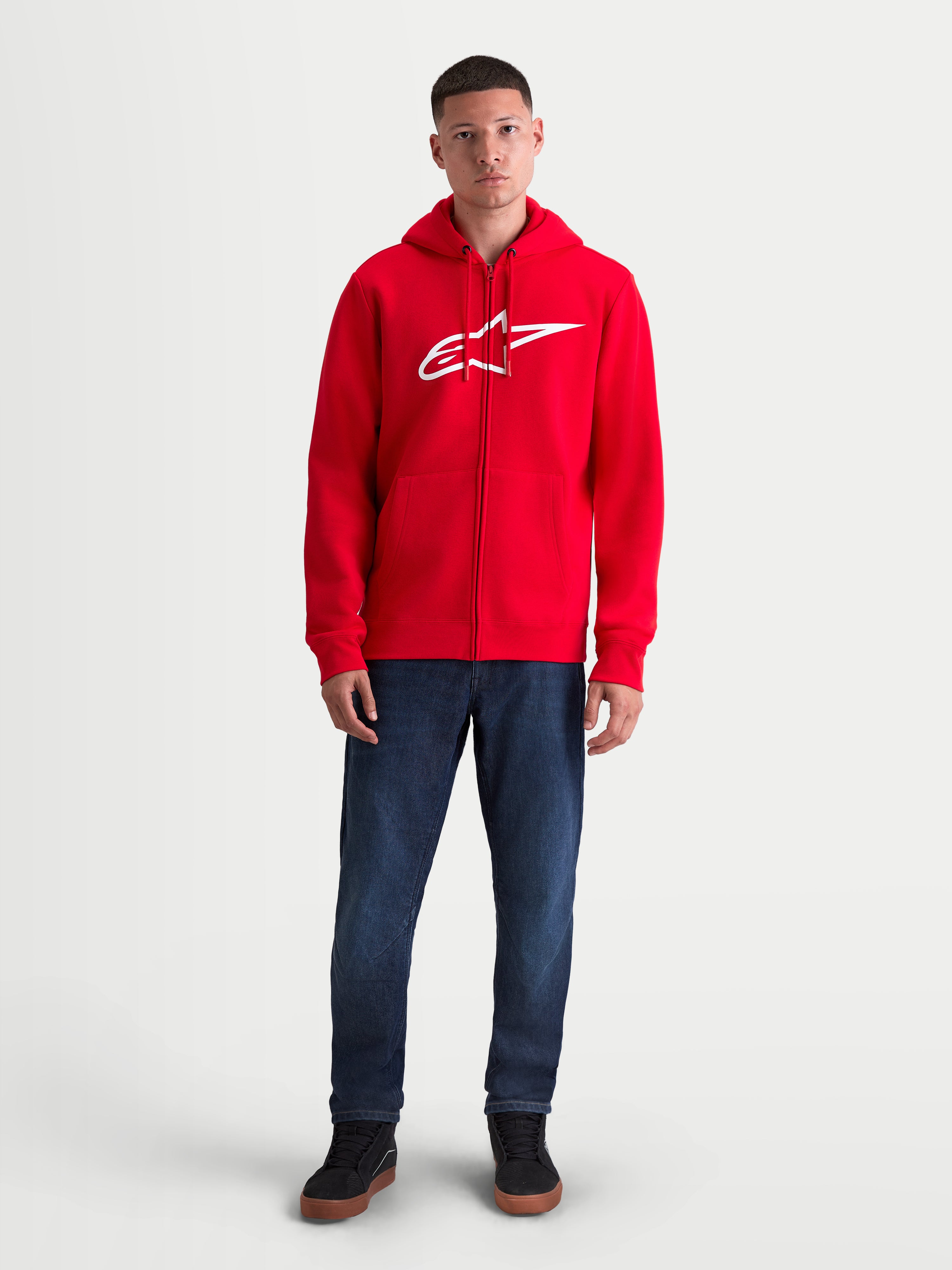 Alpinestars Ageless Zip V3 hættetrøje, herre-fleecehættetrøje med lynlås, rød og hvid, hvidt brystlogo, skjult spiral-lynlås og ribmanchetter, set forfra på model, afslappet motorsports-sportstøj