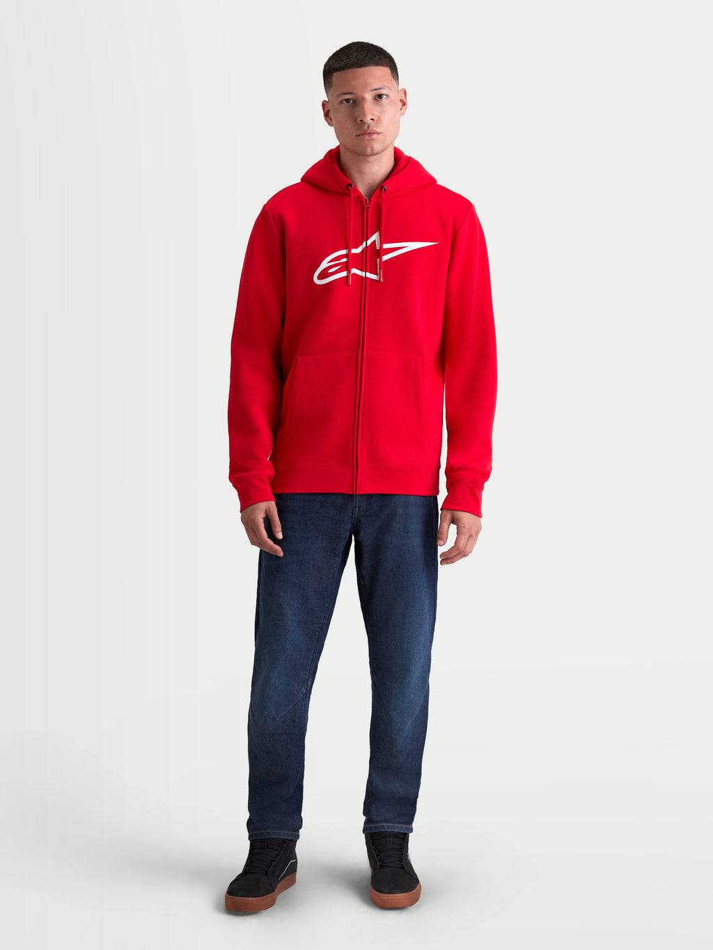 Alpinestars Ageless Zip Hoodie V3, rød herre hættetrøje med lynlås og hvidt Astar-logo på brystet, rød og hvid, lommer foran og hætte med snoretræk, afslappet sportstøj.