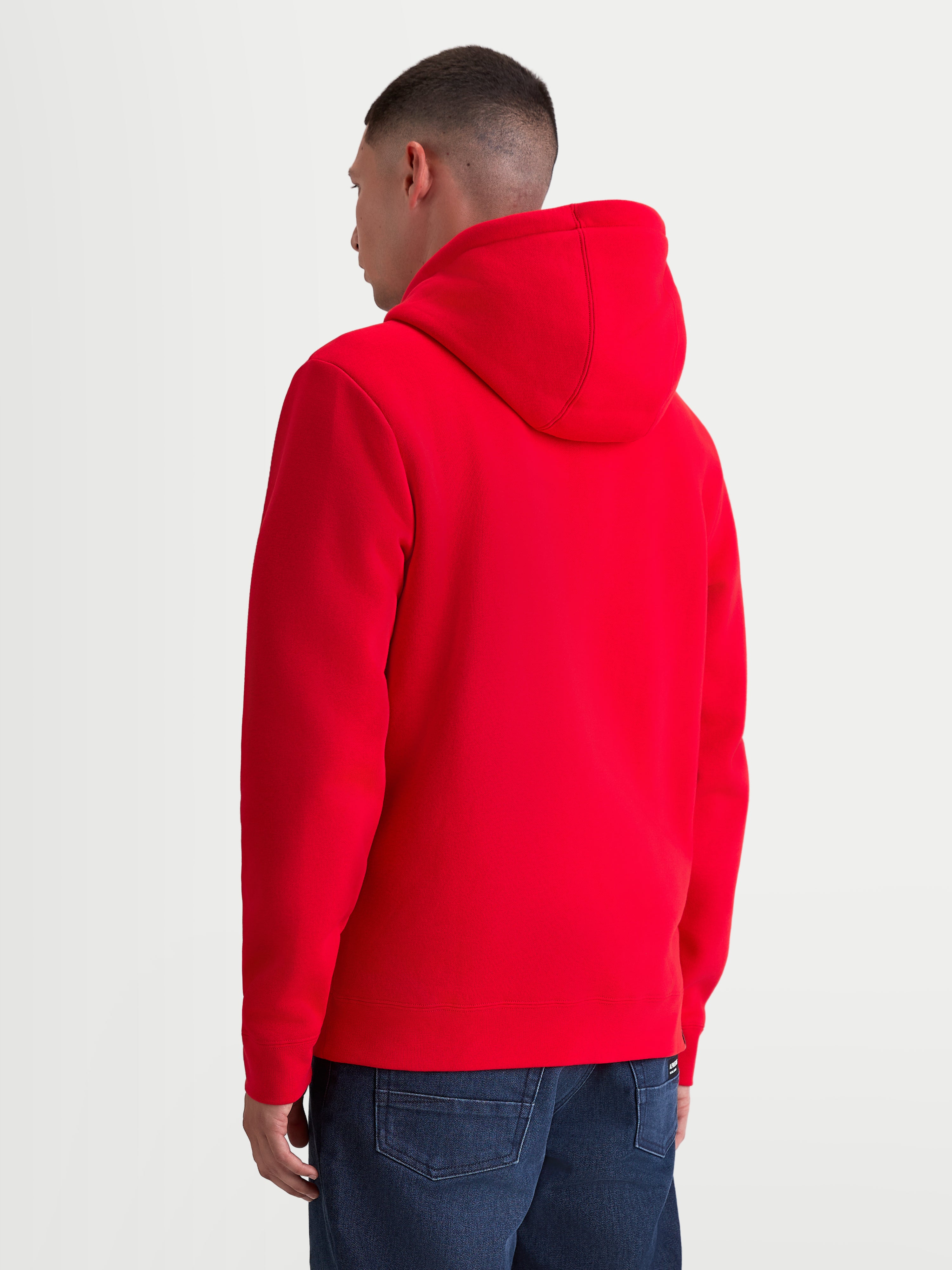 Alpinestars Ageless Zip V3 hættetrøje, herre-sportswearfleece, rød, set bagfra på model, med komfortabel hætte og ribkant, designet til kørere og motorsportsfans.