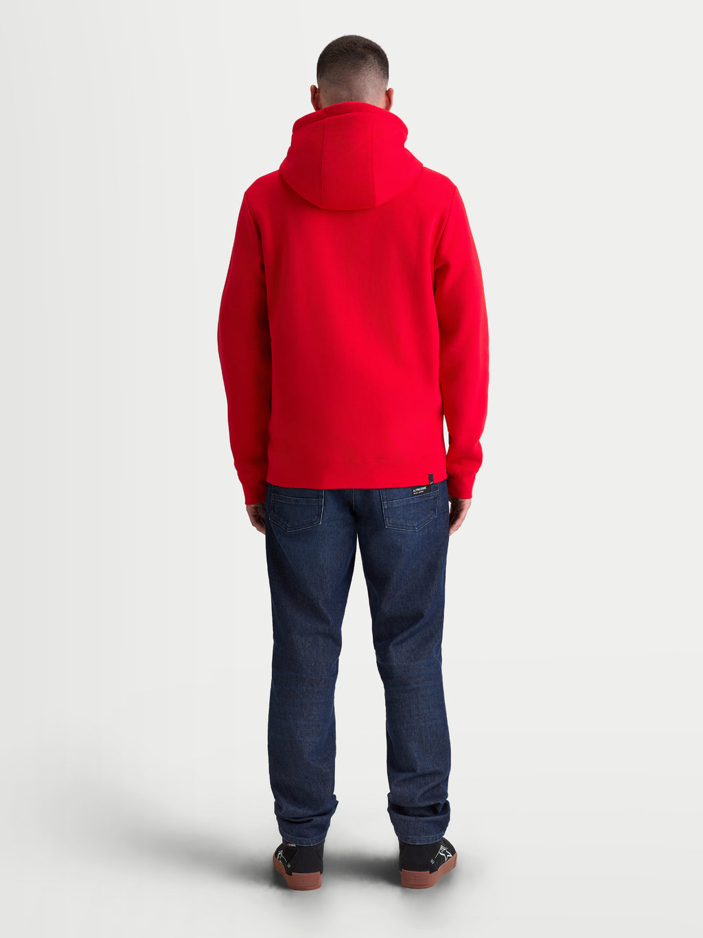 Alpinestars Ageless Zip V3 Hættetrøje, rød sportswear fleecehættetrøje til herre og dame, set bagfra på model, komfortabelt design med hætte og ribkanter, afslappet motorsportstil.