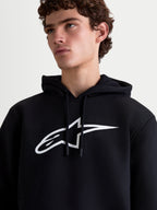 Alpinestars Ageless V3 hættetrøje, herre sportswear fleece, sort og hvid, tæt på-billede på model med et stort hvidt logo på brystet og hætte med snoretræk.