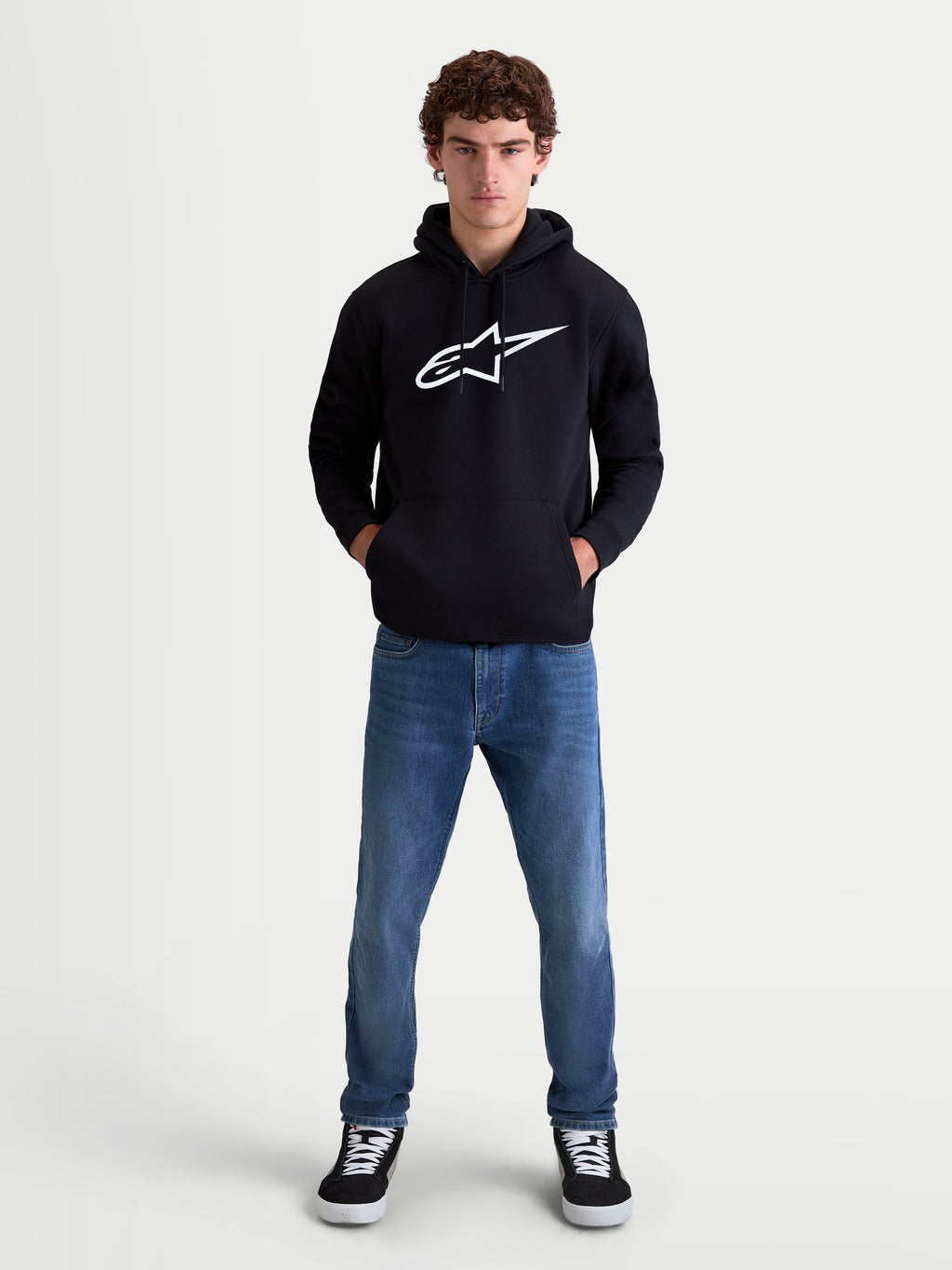 Alpinestars Ageless V3 hættetrøje, sort herre-sportstøj pullover fleece med stort hvidt broderet Astars-logo, foret hætte og blød konstruktion af bomuld og genanvendt polyester, vist på model.