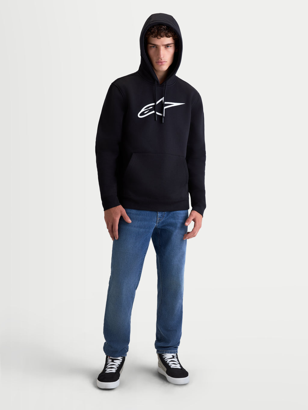 Alpinestars Ageless V3 hættetrøje, herre pullover-hættetrøje, sort og hvid, med hvidt broderet logo på brystet, premium fleece, afslappet motorsport sportstøj.