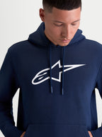 Alpinestars Ageless V3 hættetrøje, mørkeblå og hvid, herre-sportstøj pullover i blød fleece med et stort hvidt broderet Alpinestars-logo på brystet, hætte med snoretræk, casual motorsport livsstil.
