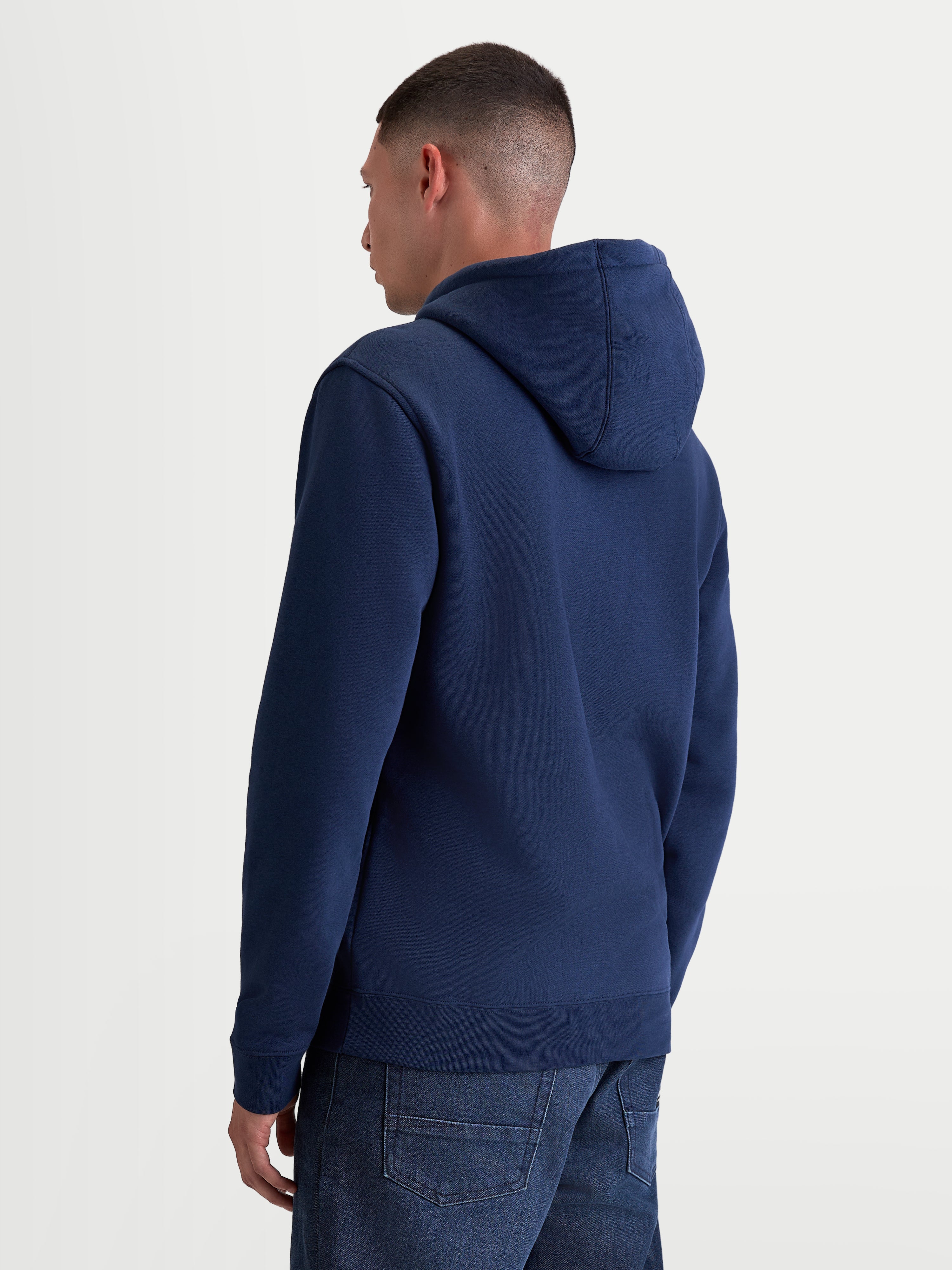 Alpinestars Ageless V3 Hættetrøje, casual sportstøj pullover fleece, blå, set bagfra på model, med foret hætte samt ribmanchetter og ribkant, fremstillet i bomuld og genanvendt polyester.