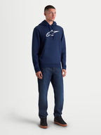 Alpinestars Ageless V3 hættetrøje, herre-sportswear-fleecepullover, mørkeblå og hvid, med broderet Alpinestars-logo på brystet, hætte med snoretræk og kængurulomme til afslappet livsstil og motorsport.