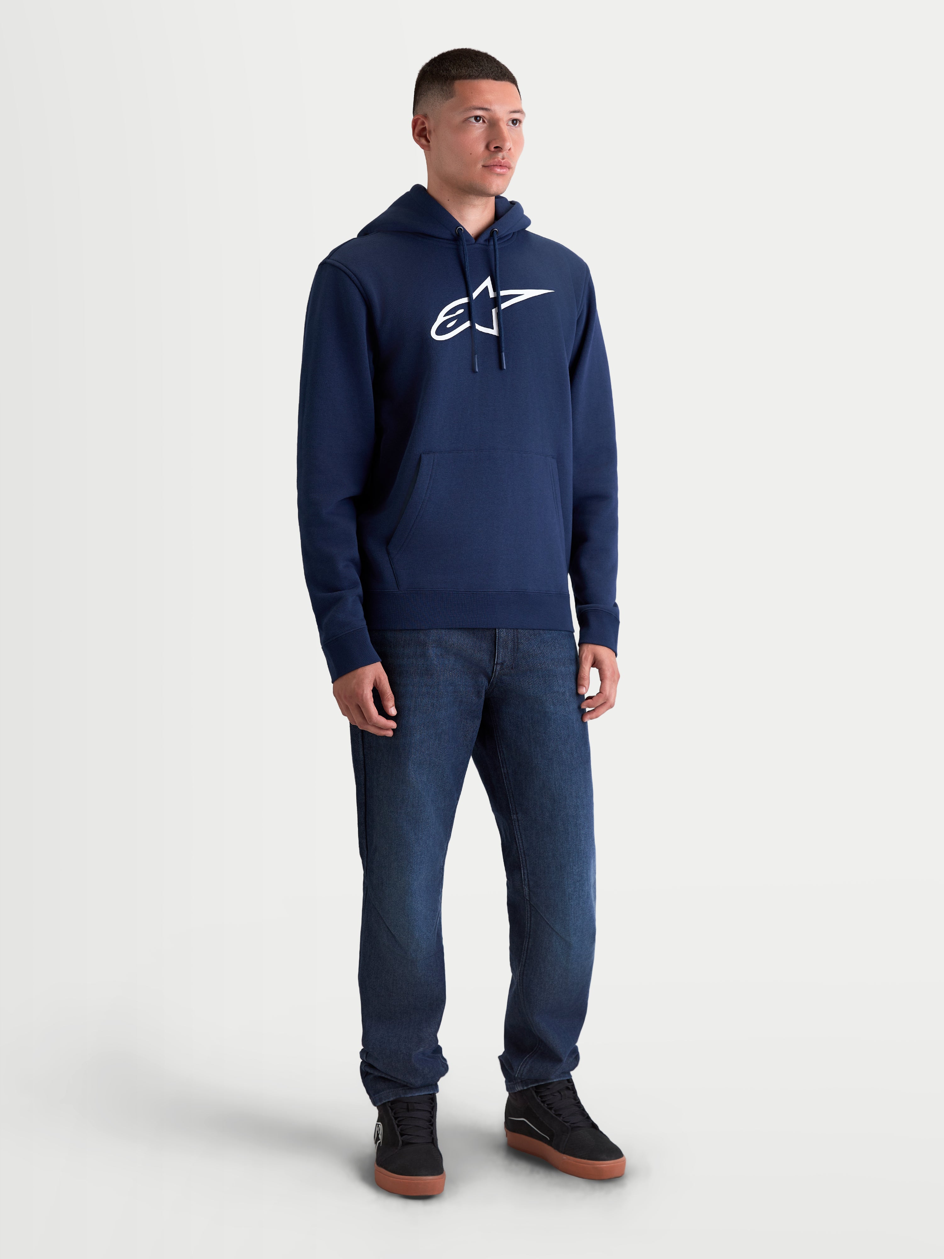 Alpinestars Ageless V3 hættetrøje, herre-sportswear-fleecepullover, mørkeblå og hvid, med broderet Alpinestars-logo på brystet, hætte med snoretræk og kængurulomme til afslappet livsstil og motorsport.