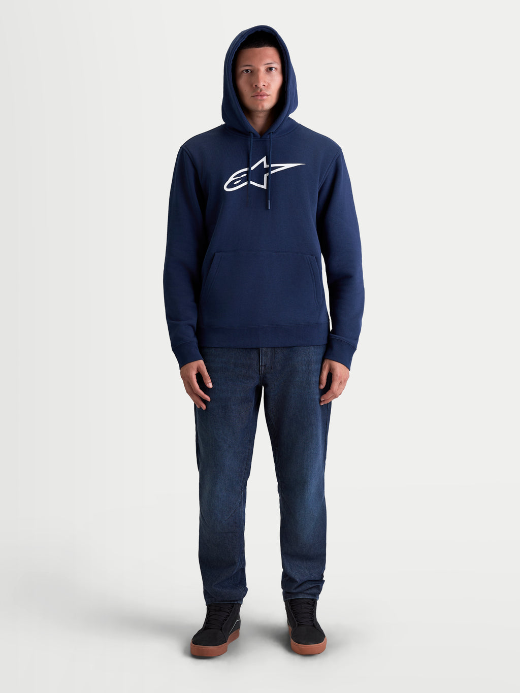 Alpinestars Ageless V3 Hættetrøje, afslappet sportswear fleece-pullover, marineblå og hvid, unisex, med broderet Alpinestars-logo på brystet, motorsport lifestyle-tøj, vist på model i fuld figur.
