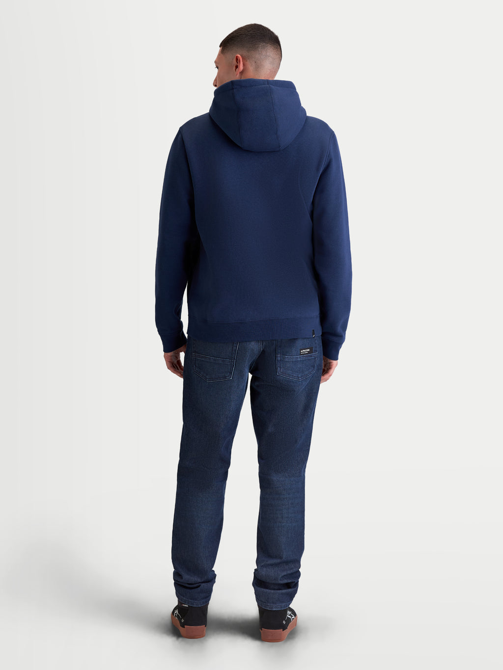Alpinestars Ageless V3 Hættetrøje, herre-pullover til hverdagsbrug, blå, blødt fleecemateriale, set bagfra på model i fuld figur, motorsport-inspireret livsstilstøj.