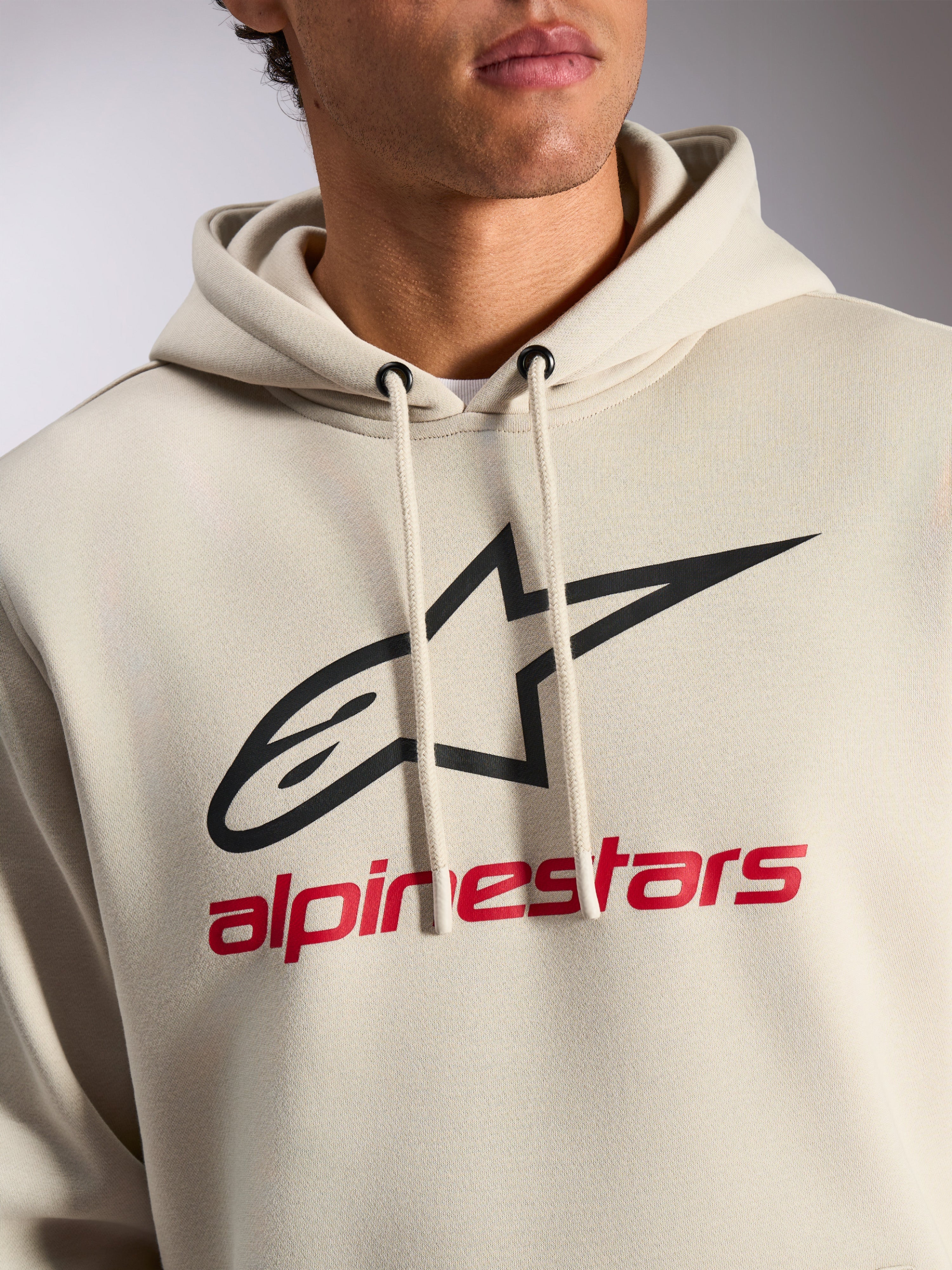 Alpinestars Always V3 Hoodie, casual streetwear, off-white med sort stjernelogo og rød Alpinestars-tekst, hætte med snøre, premium fleece, moderne motorsport-inspireret design